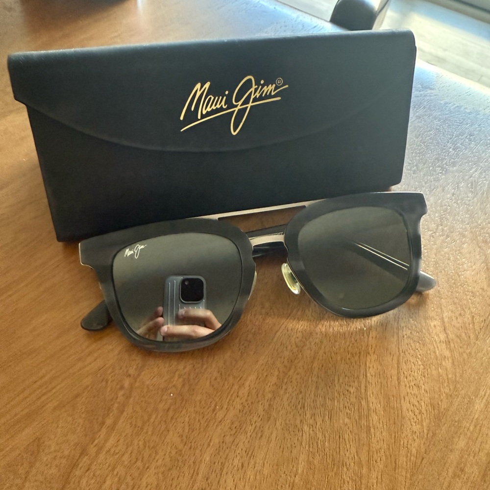 Maui Jim Black Relaxation Mode with Case